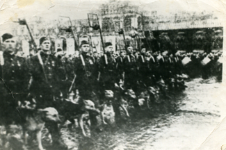 Москва Парад Победы 1945 год, в первой ширенге Александр Вяловатых