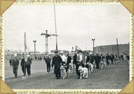 Парад участников выставки на стадионе Калининского завода